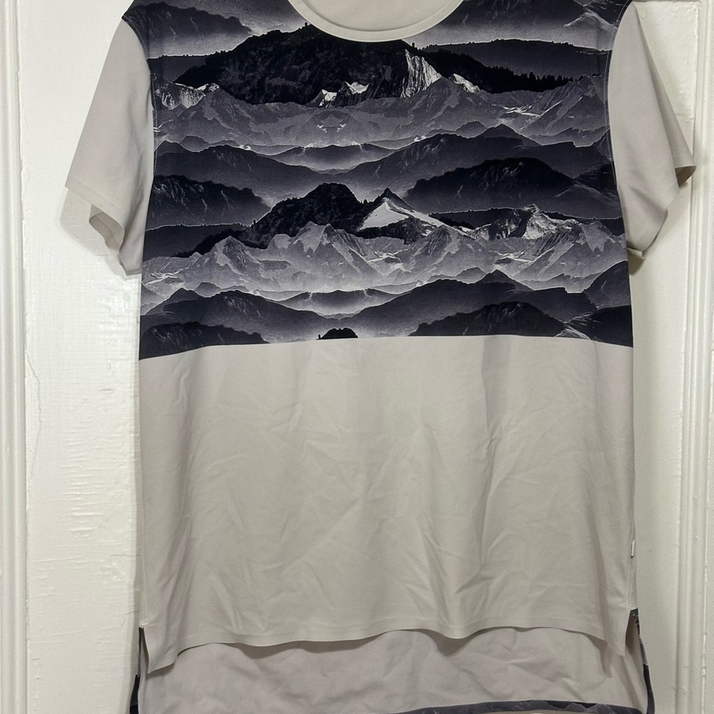 Lululemon Snapshot Misty Mountain seamless tee